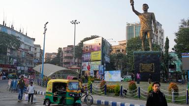 Messi-Statue in Indien auf Erhöhung