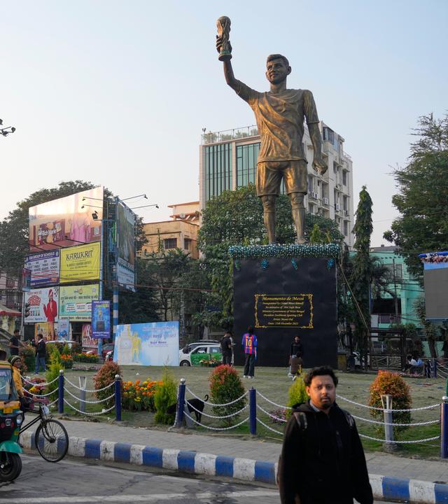 Messi-Statue in Indien auf Erhöhung