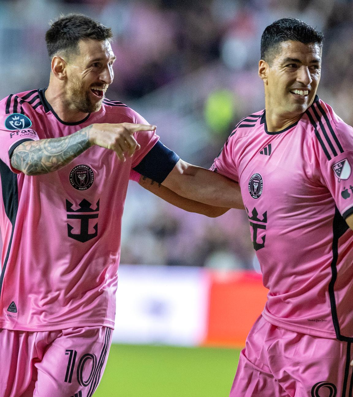 Lionel Messi beim Torjubel mit Luis Suarez
