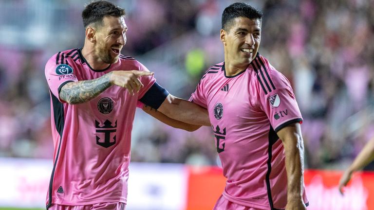 Lionel Messi beim Torjubel mit Luis Suarez