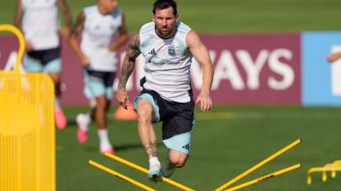 Lionel Messi springt beim Training über ein Hindernis
