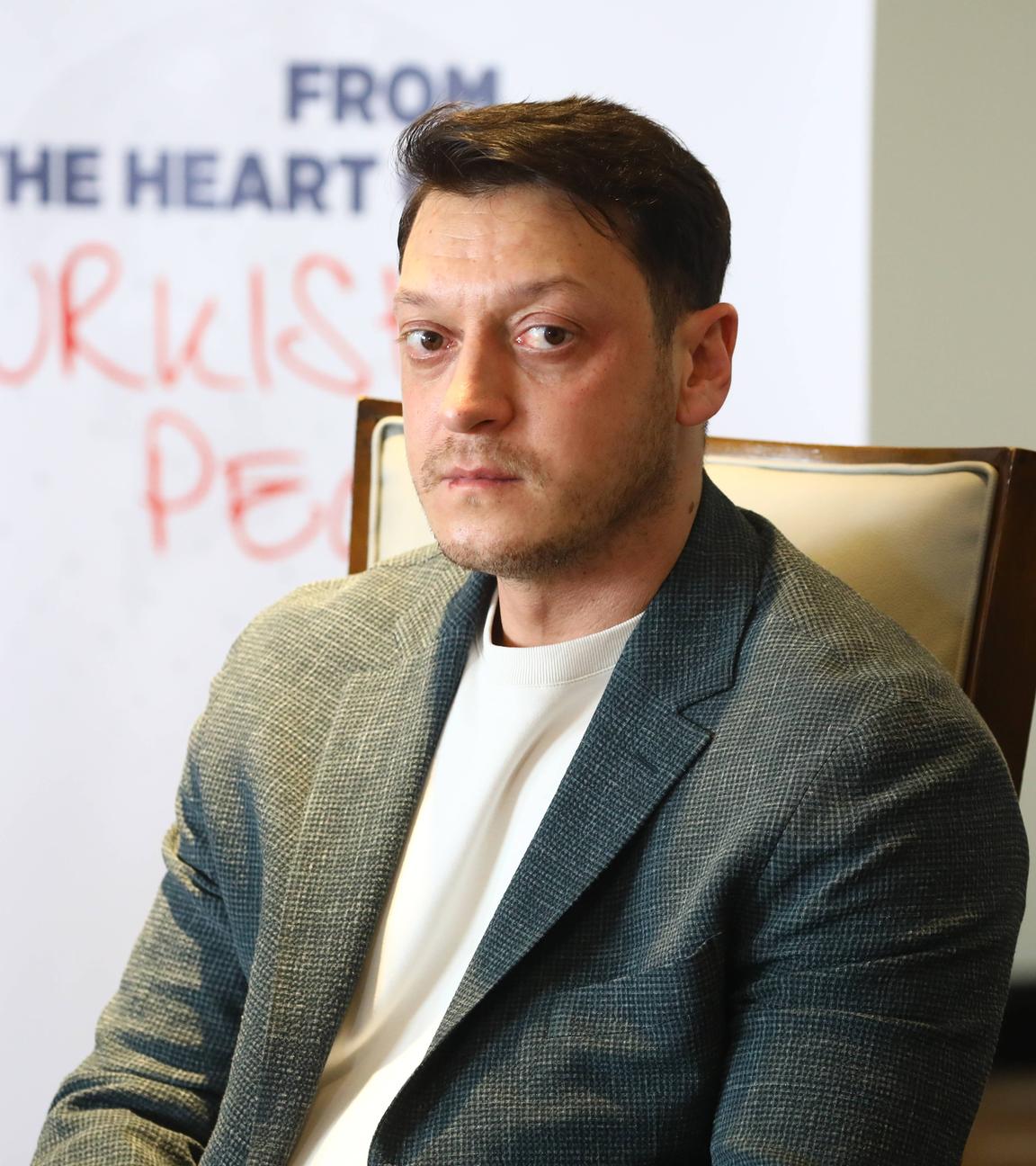 Mesut Özil beim Treffen mit türkischen Studierendden in Dhaka 