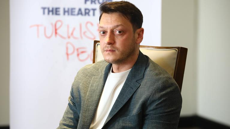 Mesut Özil beim Treffen mit türkischen Studierendden in Dhaka 