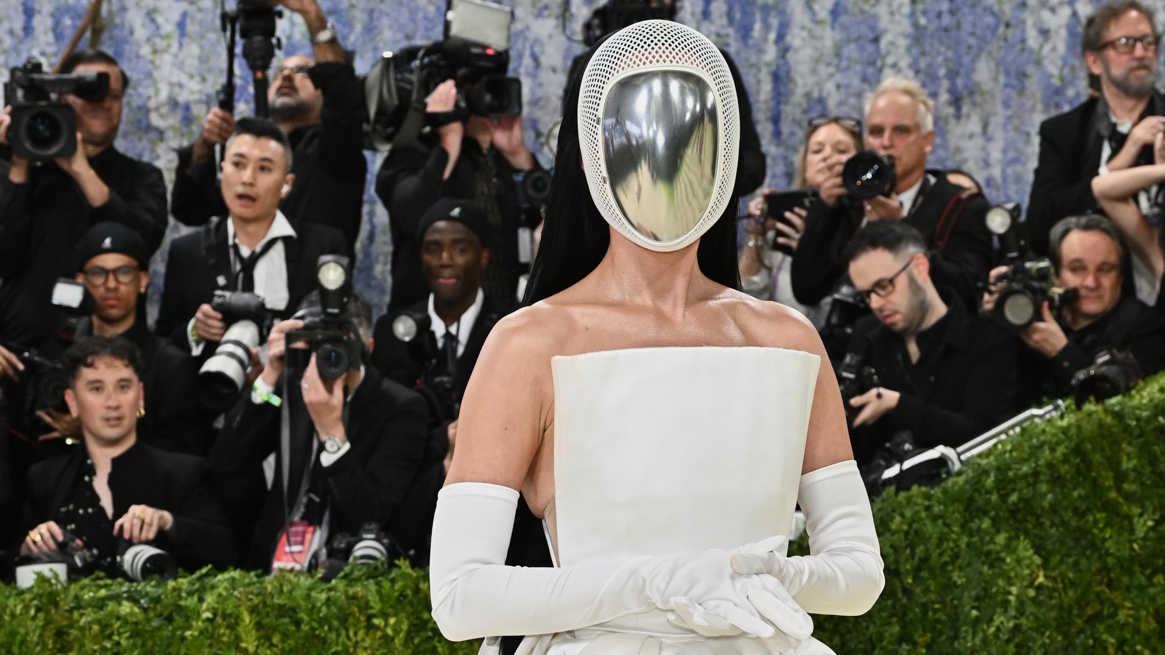 Katy Perry trifft bei der Benefizgala des Costume Institute des Metropolitan Museum of Art ein, mit der die Eröffnung der Ausstellung „Costume Art“ gefeiert wird.