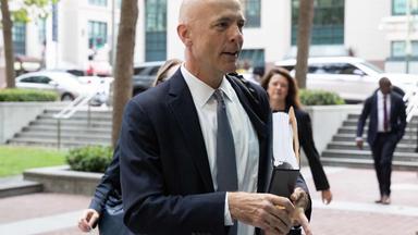 Metas Verteidiger Paul Schmidt trifft am Bundesgericht in Oakland ein.