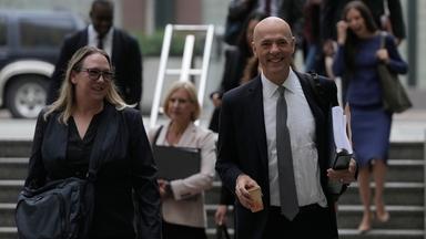 Metas Verteidiger Paul Schmidt trifft am Bundesgericht in Oakland ein.