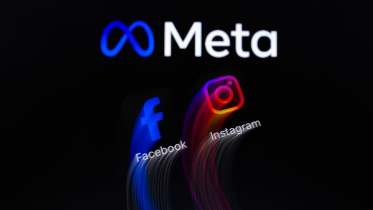 Die Symbole der Facebook- und Instagram-Apps werden auf einem Smartphone vor dem Hintergrund des Logos von Meta Platforms angezeigt.