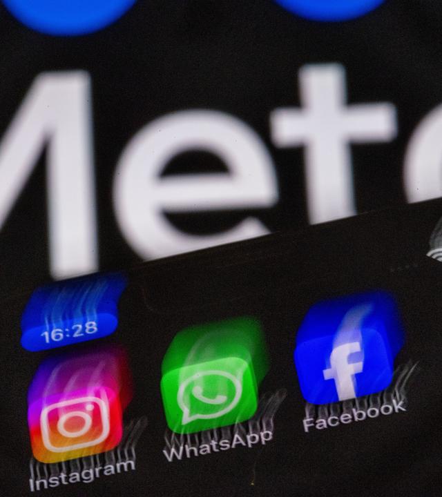 16.05.2024, Mecklenburg-Vorpommern, Schwerin: Die Apps Instagram, Facebook und WhatsApp sind auf dem Display eines Smartphones vor dem Logo des Internetkonzerns Meta zu sehen.