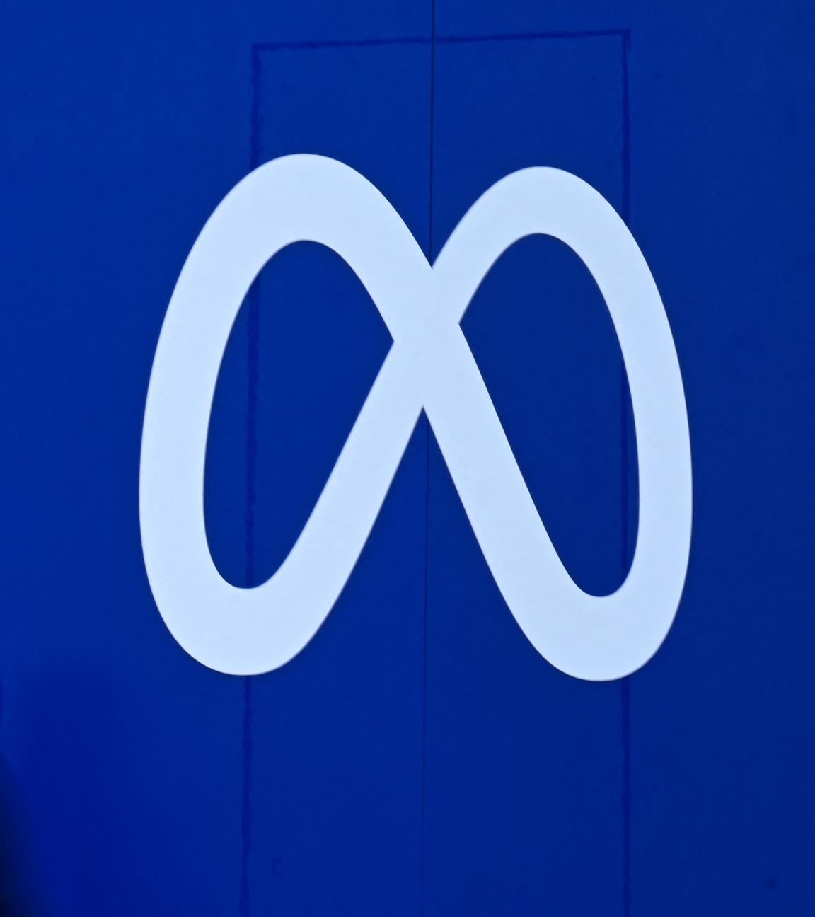 Personen vor dem Meta-Logo.