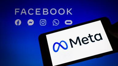 Logo von Meta auf Smartphone vor Logos von Facebook und weiteren Apps