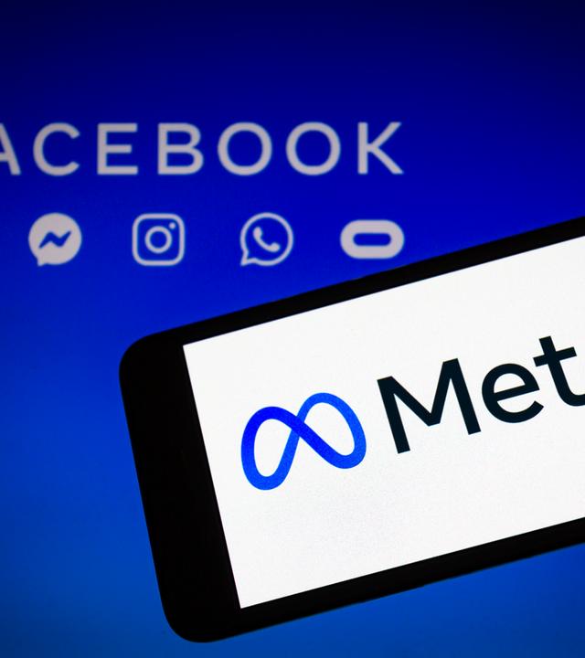 Logo von Meta auf Smartphone vor Logos von Facebook und weiteren Apps
