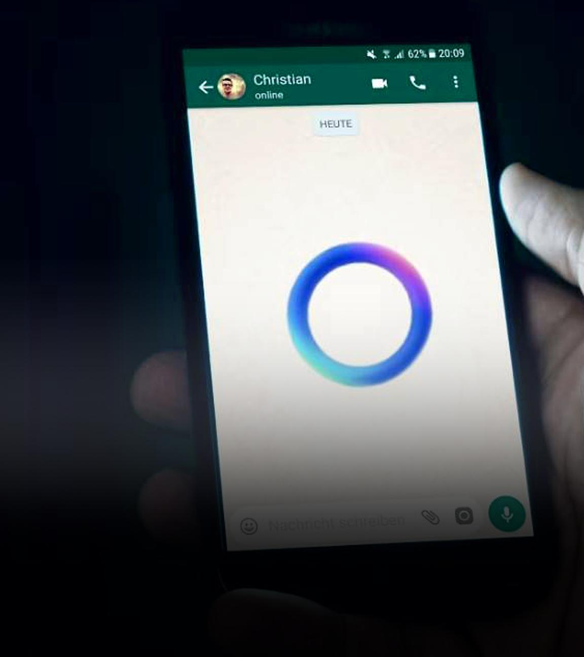 Symbolbild: Meta KI bei WhatsApp auf dem Bildschirm eines Smartphones