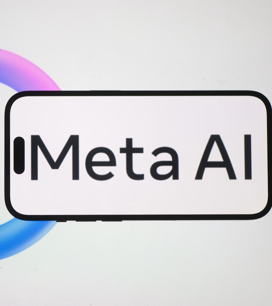 Das Logo der KI-Software Meta AI des Facebook-Konzern Meta wird auf dem Bildschirm eines Laptop und iPhone angezeigt.