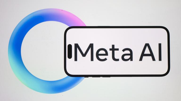 Das Logo der KI-Software Meta AI des Facebook-Konzern Meta wird auf dem Bildschirm eines Laptop und iPhone angezeigt.