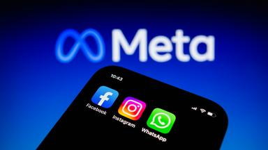 Symbolbild: Smartphone mit Social Media Apps vor Meta-Logo