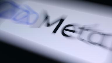 Das Logo der Firma Meta ist auf einem Handydisplay zu sehen. (Archiv)