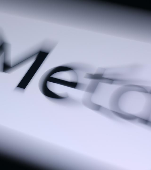 Das Logo der Firma Meta ist auf einem Handydisplay zu sehen. (Archiv)