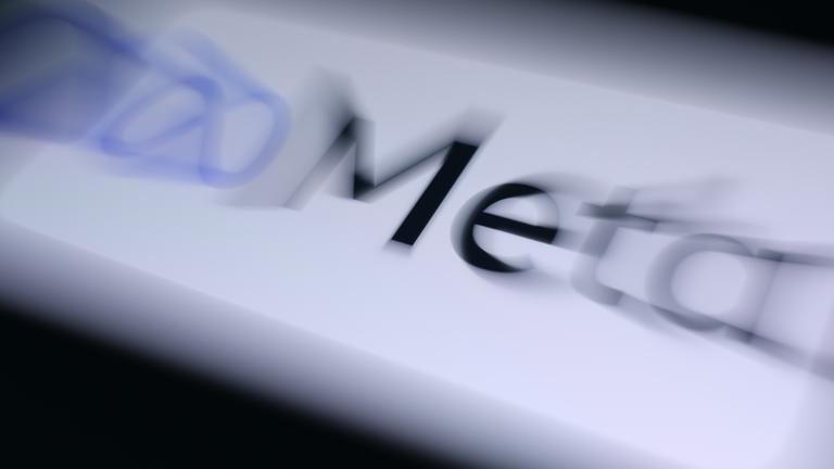 Das Logo der Firma Meta ist auf einem Handydisplay zu sehen. (Archiv)