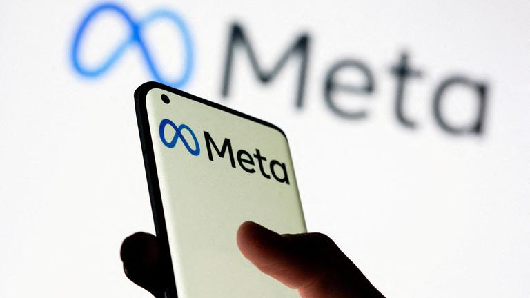 Smartphone mit dem Logo von Meta