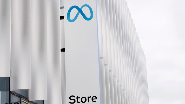 Ein Schild mit dem Meta-Logo hängt an einem Laden in Californien.