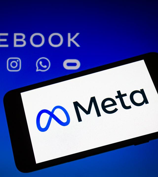 ILLUSTRATION - 28.10.2021, Paraguay, Asunción: Das Logo von Meta, der neuen Dachmarke des Facebook-Konzerns, wird auf einem Smartphone angezeigt, im Hintergrund sind die Logos von Facebook, Messenger, Instagram, Whatsapp und Oculus zu sehen.