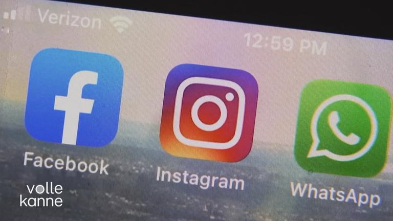 Facebook, Instagram und Whats App auf einem Bildschrim angezeigt
