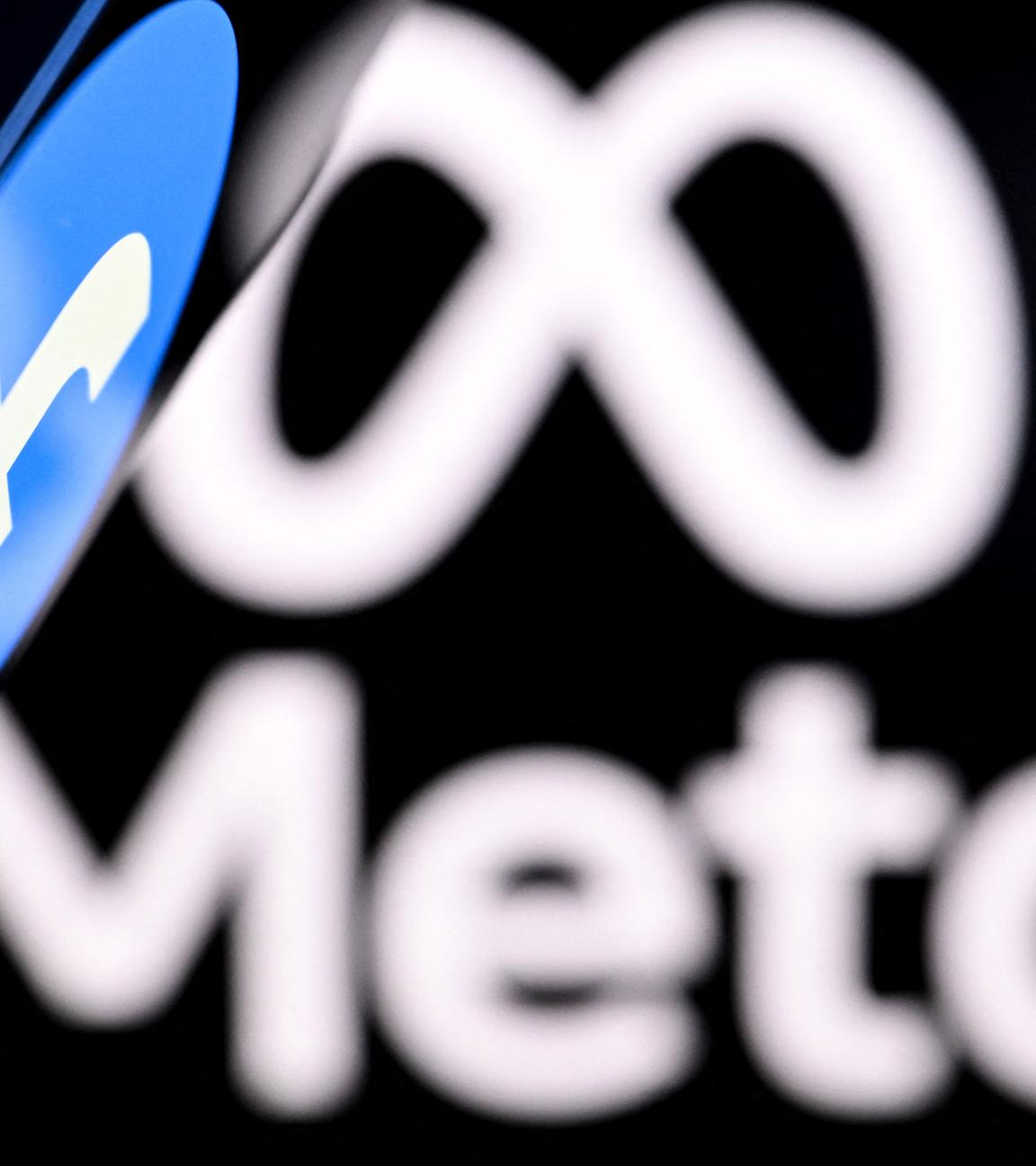 Dassd Logo von Meta in einem verschwommenen Hintergrund und links das Logo von facebookn im Vordergrund