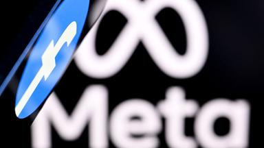 Dassd Logo von Meta in einem verschwommenen Hintergrund und links das Logo von facebookn im Vordergrund