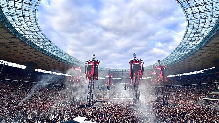 Übersicht über das volle Olympiastadion in Berlin während des Metallica Konzerts am 30.05.2026.