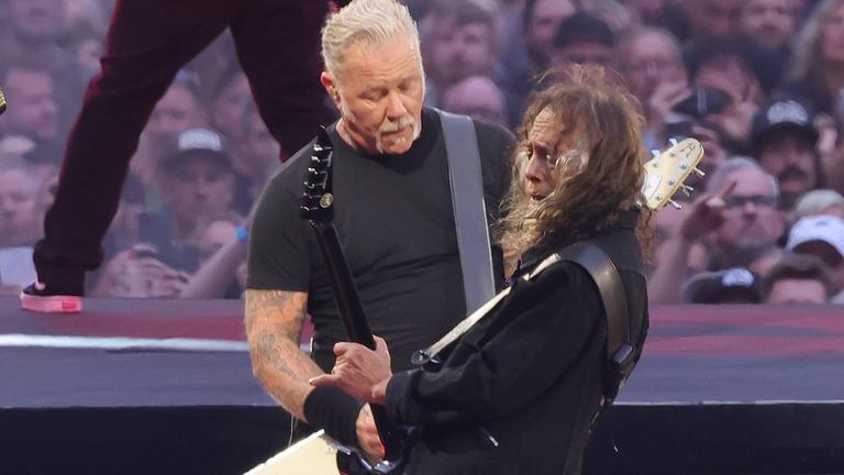 Metallicas James Hetfield (li) und Kirk Hammet spielen zusammen während ihres Konzerts im Olympiastadion in Berlin am 30.06.2026.
