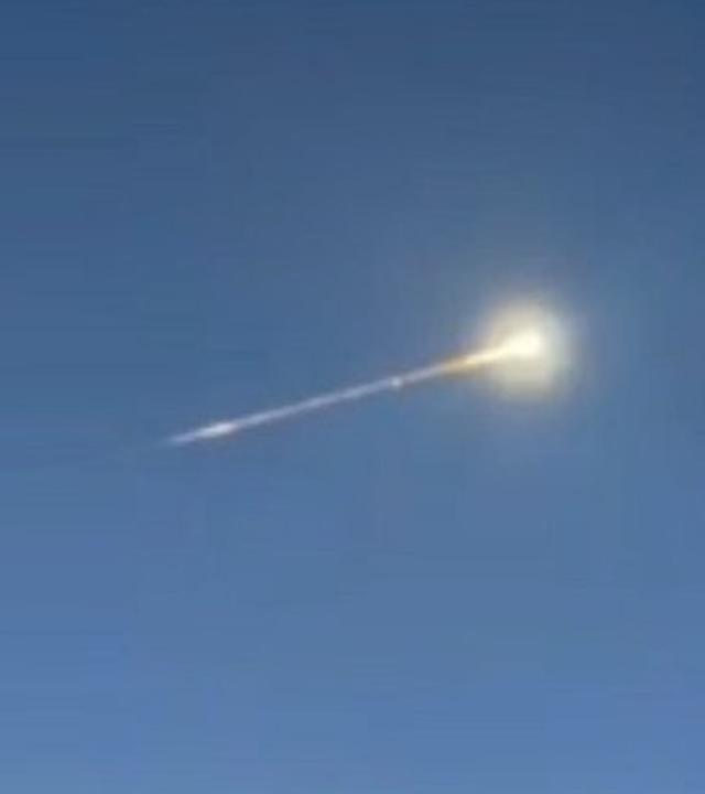 Ein leuchtendes Objekt ist am Abend am Himmel über Solingen zu sehen. 