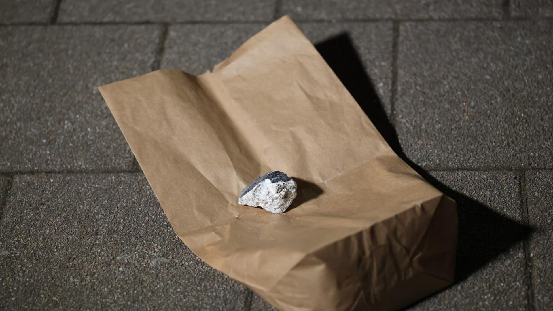 Stück des Meteoritenteils, das in Koblenz am 8. März 2026 in ein Haus eingeschlagen ist.