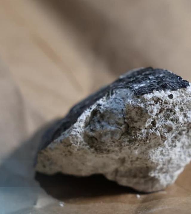 Koblenz, Rheinland-Pfalz: Ein geborgener Meteoritenteil, der zuvor in ein Hausdach einschlug.