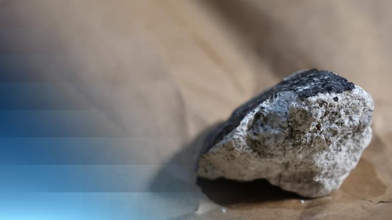 Koblenz, Rheinland-Pfalz: Ein geborgener Meteoritenteil, der zuvor in ein Hausdach einschlug.