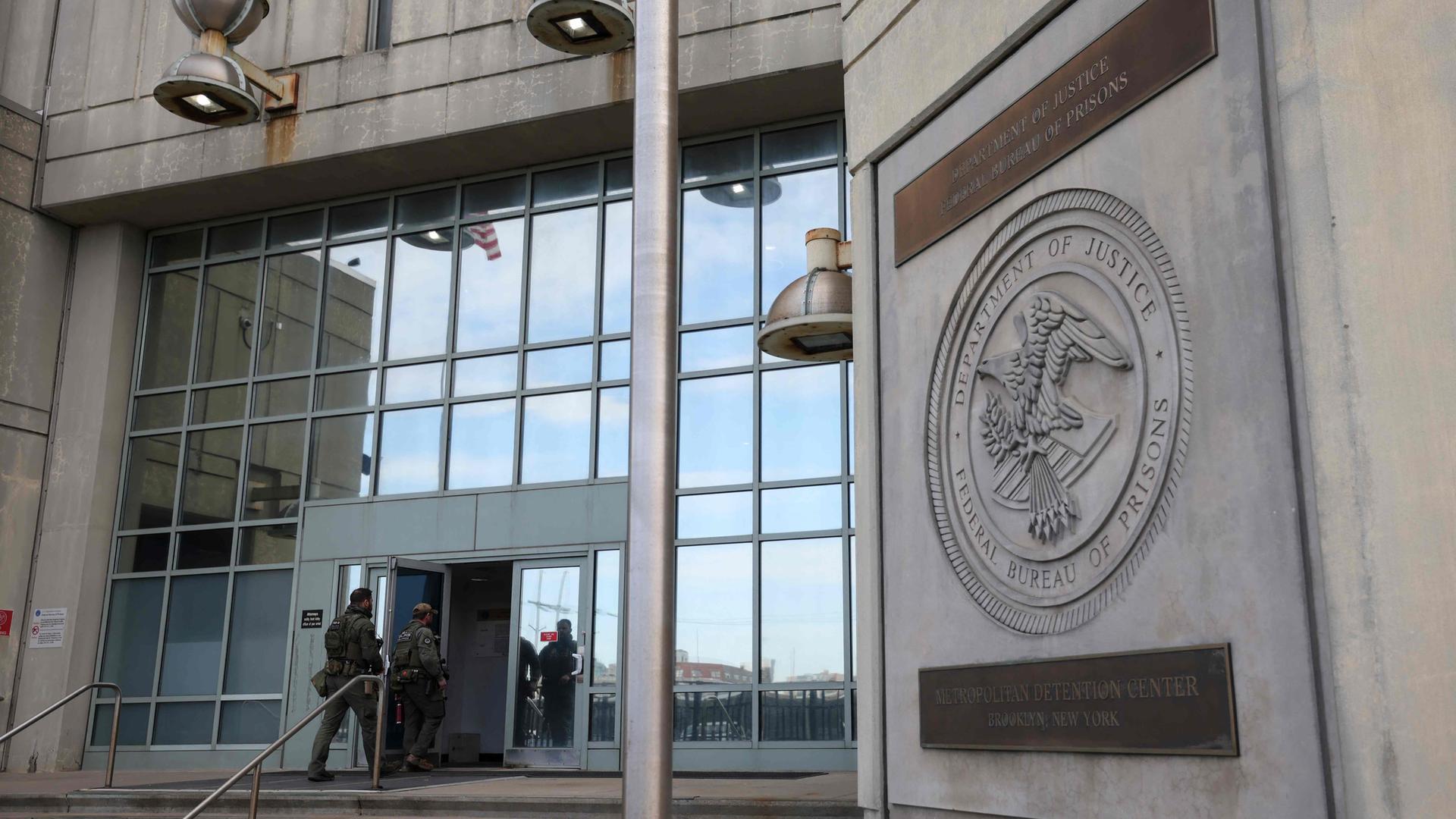 Beamte des US-Bundesgefängniswesens betreten das Metropolitan Detention Center am Vorabend der geplanten Gerichtsverhandlung des gestürzten venezolanischen Präsidenten Nicolás Maduro in New York am 25. 3. 2026. 