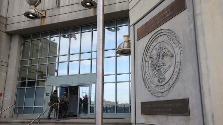 Beamte des US-Bundesgefängniswesens betreten das Metropolitan Detention Center am Vorabend der geplanten Gerichtsverhandlung des gestürzten venezolanischen Präsidenten Nicolás Maduro in New York am 25. 3. 2026. 