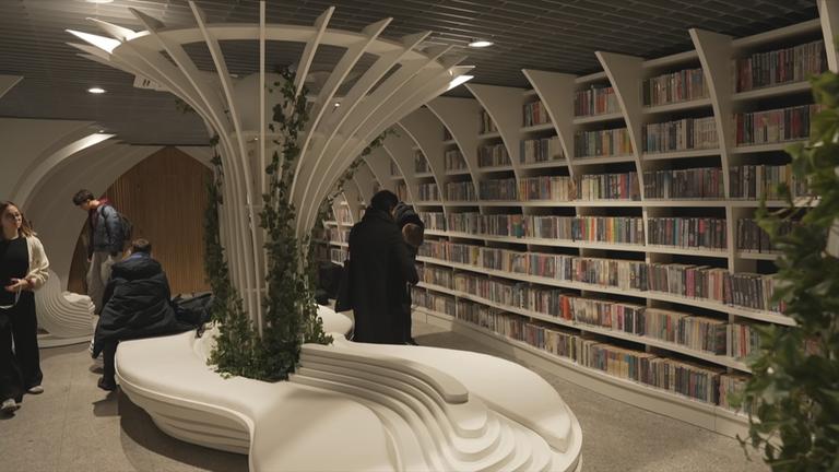 Bibliothek "Metroteka" in einer Warschauer U-Bahn-Station
