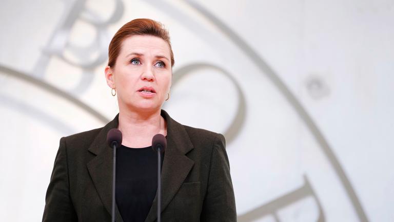 Mette Frederiksen, Ministerpräsidentin von Dänemark, nimmt an einer Pressekonferenz in Marienborg teil.