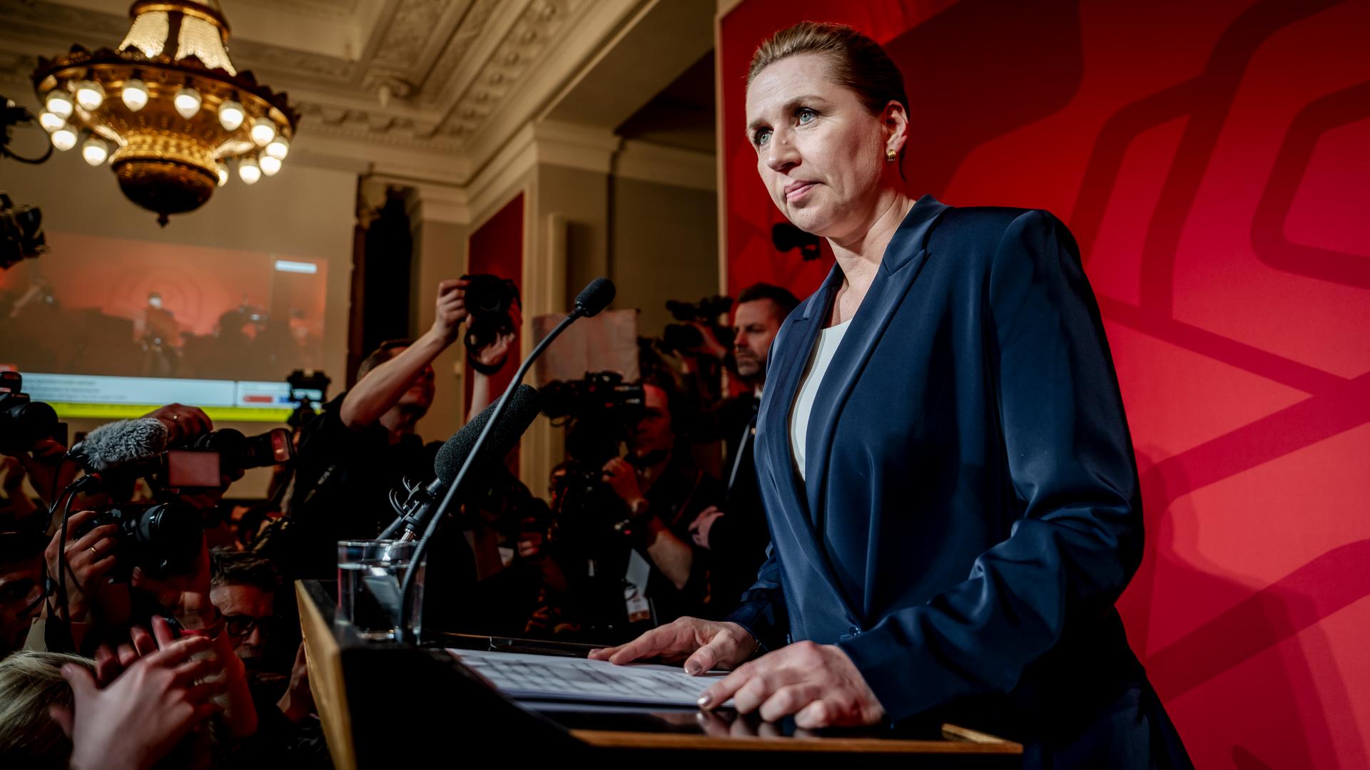 Die sozialdemokratische Regierungschefin Mette Frederiksen spricht bei einer Pressekonferenz nach den Wahlen.