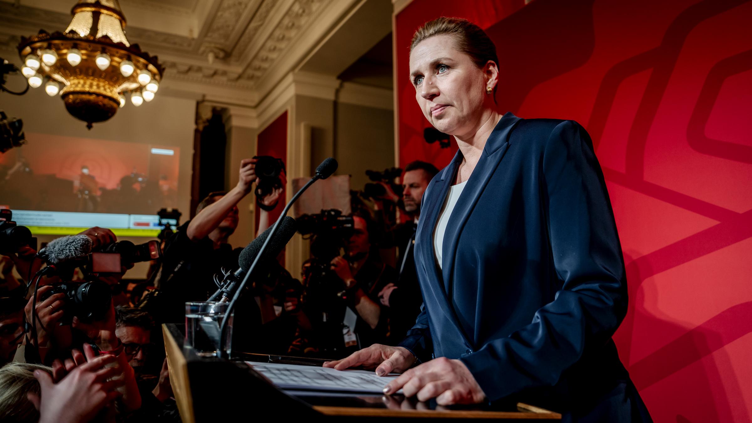 Die sozialdemokratische Regierungschefin Mette Frederiksen spricht bei einer Pressekonferenz nach den Wahlen.