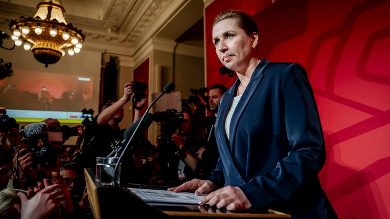 Die sozialdemokratische Regierungschefin Mette Frederiksen spricht bei einer Pressekonferenz nach den Wahlen.
