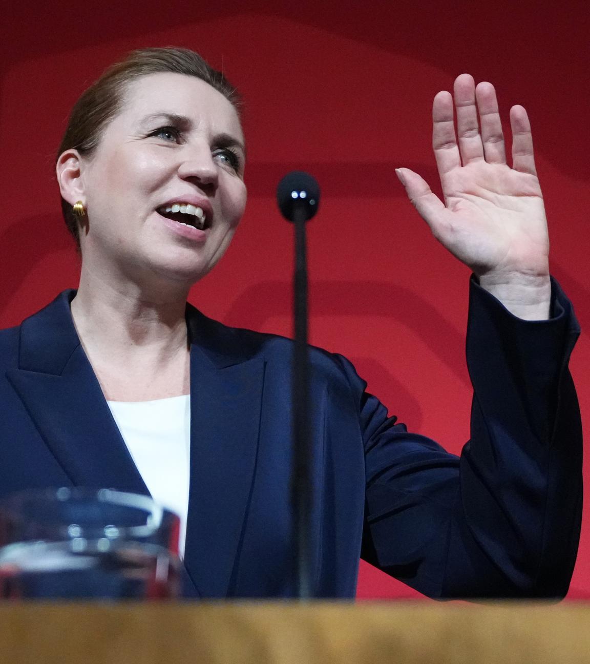 Die dänische Ministerpräsidentin und Vorsitzende der Sozialdemokraten, Mette Frederiksen, spricht nach den Parlamentswahlen im dänischen Parlament in Kopenhagen zu Mitgliedern ihrer sozialdemokratischen Partei.