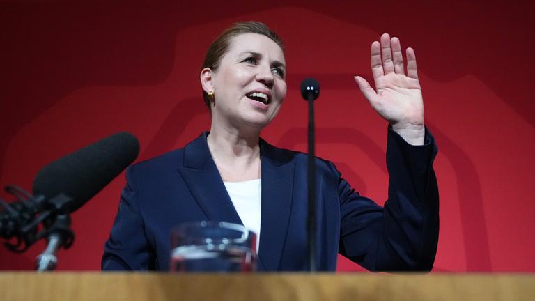 Die dänische Ministerpräsidentin und Vorsitzende der Sozialdemokraten, Mette Frederiksen, spricht nach den Parlamentswahlen im dänischen Parlament in Kopenhagen zu Mitgliedern ihrer sozialdemokratischen Partei.