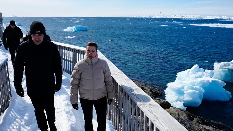 Dänemarks Ministerpräsidentin Mette Frederiksen (rechts) und Grönlands amtierender Regierungschef Mute B. Egede (links) gehen am 2. April 2025 durch die Straßen von Nuuk, Grönland. 