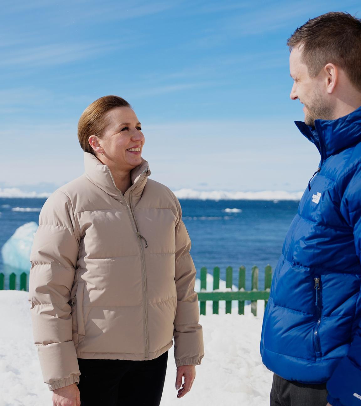 Grönlands amtierender Regierungschef Mute B. Egede (l-r) Dänemarks Premierministerin Mette Frederiksen und der neu gewählte grönländische Regierungschef Jens-Frederik Nielsen sprechen miteinander. 