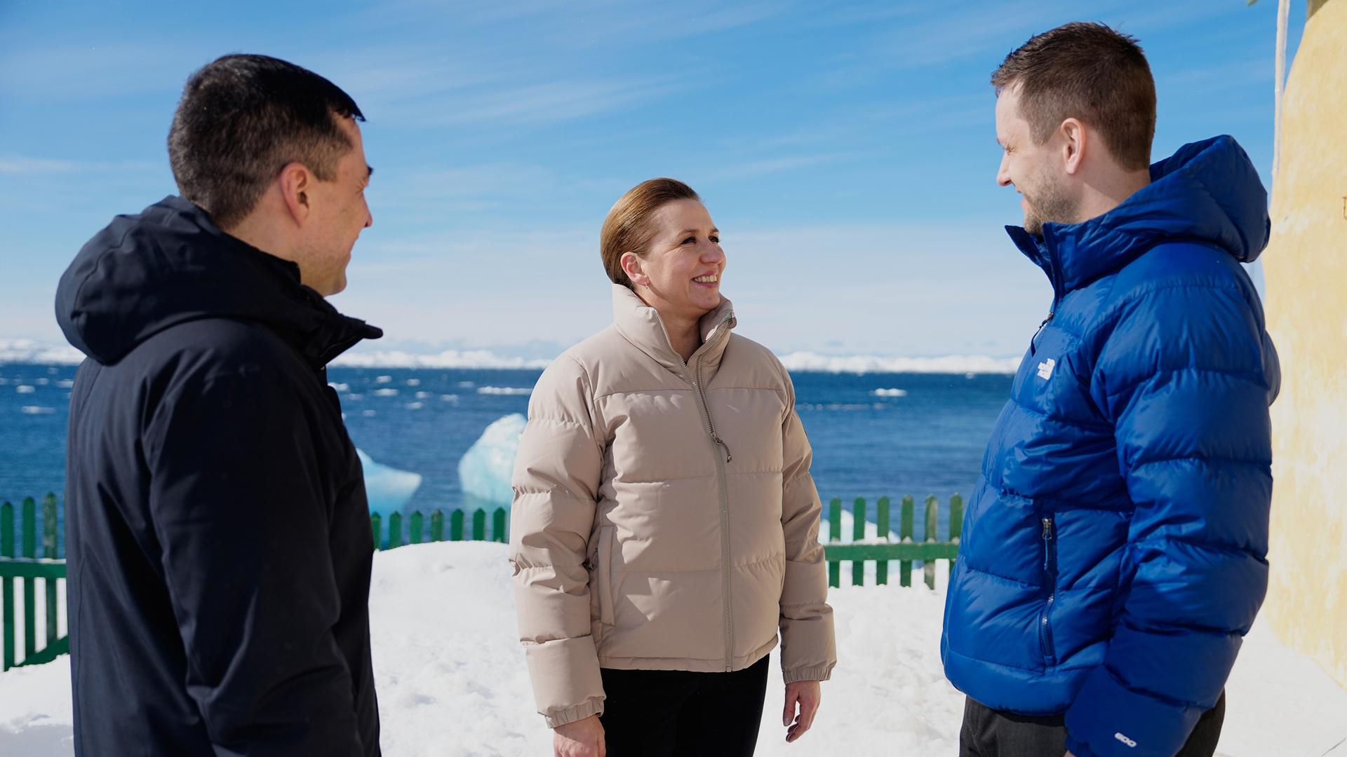 Grönlands amtierender Regierungschef Mute B. Egede (l-r) Dänemarks Premierministerin Mette Frederiksen und der neu gewählte grönländische Regierungschef Jens-Frederik Nielsen sprechen miteinander. 