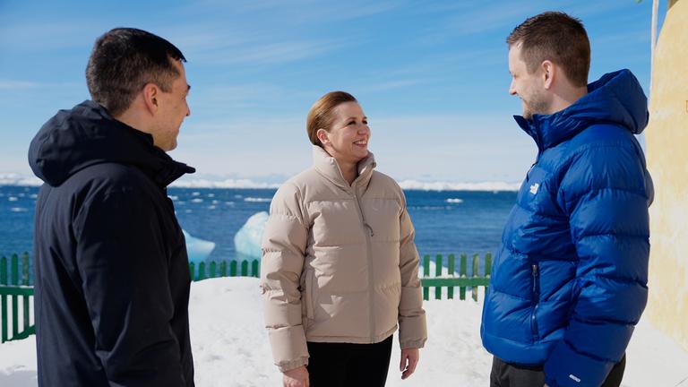 Grönlands amtierender Regierungschef Mute B. Egede (l-r) Dänemarks Premierministerin Mette Frederiksen und der neu gewählte grönländische Regierungschef Jens-Frederik Nielsen sprechen miteinander. 
