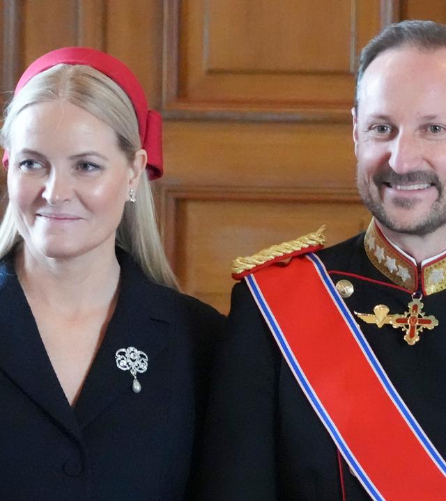 Haakon und Mette-Marit von Norwegen lächeln. das Kronprinzespaar feiert 25.Hochzeitstag