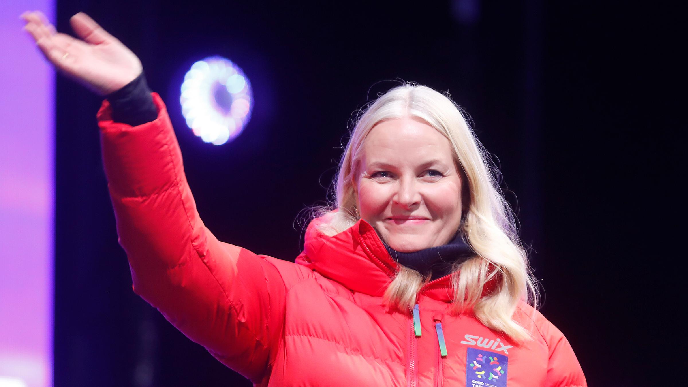 Die norwegische Kronprinzessin Mette-Marit in einer roten Jacke