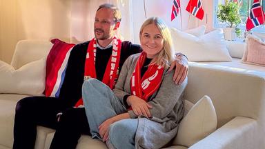 Der norwegische Königspalast veröffentlichte am 6. Juli die ersten Bilder von Kronprinzessin Mette-Marit, seit sie sich Mitte Juni einer Lungentransplantation unterzogen hatte.